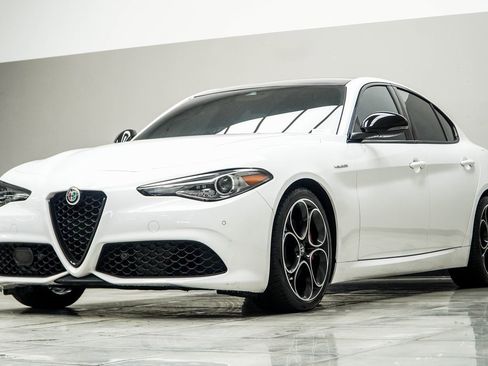 Used 2023 Alfa Romeo Giulia Veloce image 4