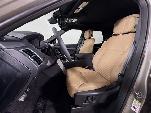 New 2026 Land Rover Discovery Dynamic SE image 11