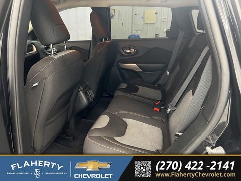 Used 2018 Jeep Cherokee Latitude w/ Altitude Package image 11