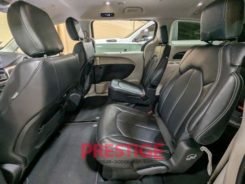 Used 2024 Chrysler Pacifica Touring-L image 29