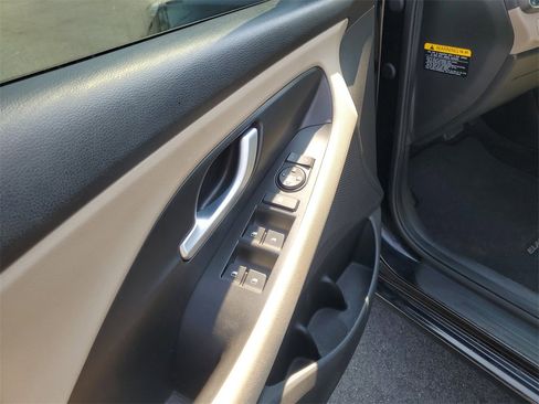Used 2020 Hyundai Elantra GT image 11