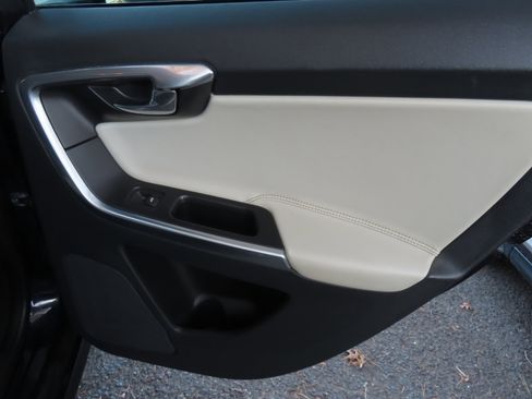 Used 2017 Volvo XC60 T6 Dynamic w/ Climate Package image 19