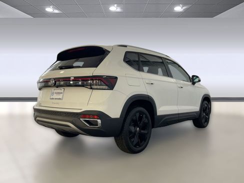 New 2026 Volkswagen Taos SE image 9