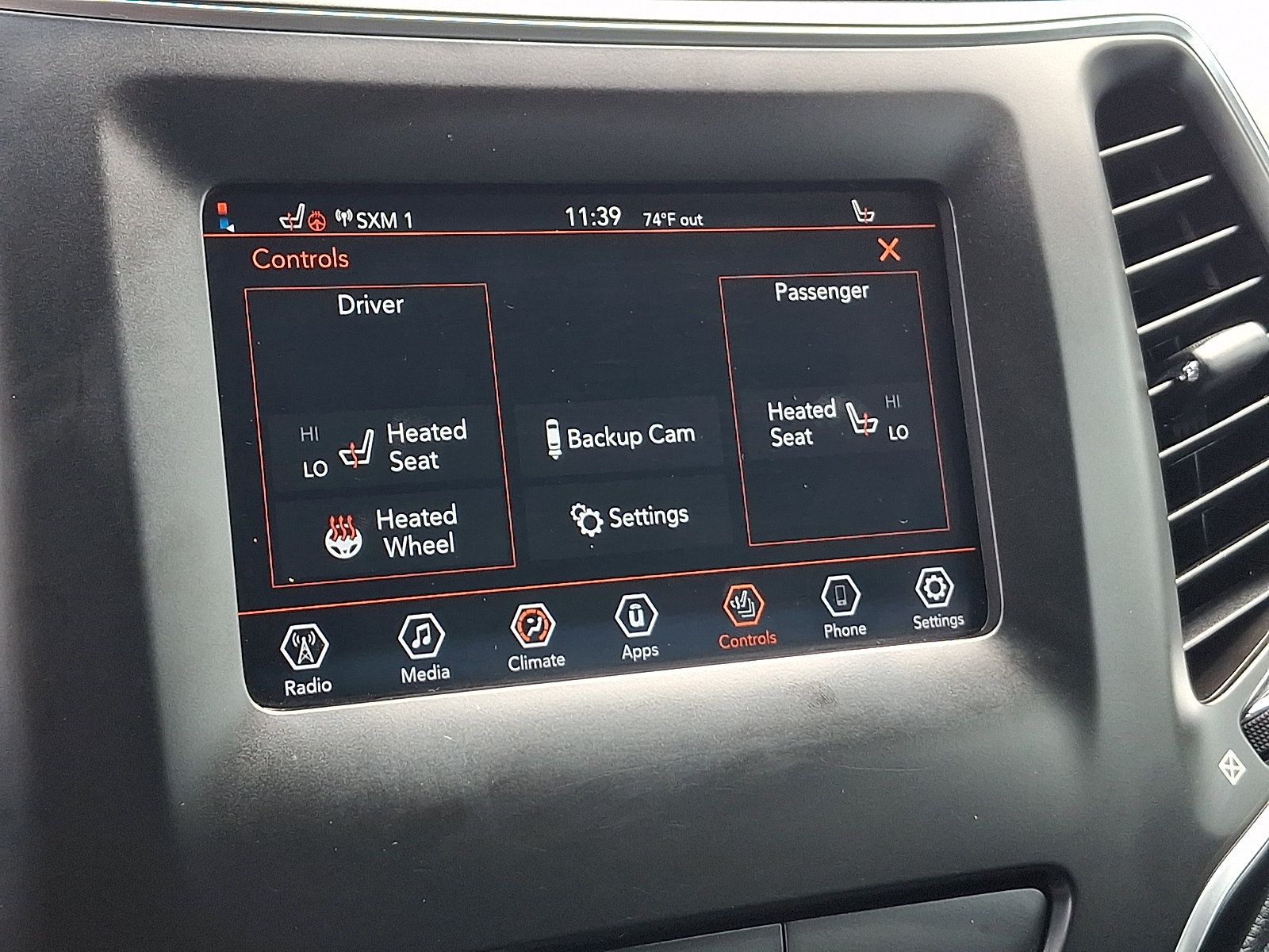 Used 2019 Jeep Cherokee Latitude Plus w/ Cold Weather Group AWD/4WD image 23