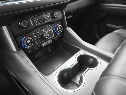 Used 2022 Chevrolet Suburban LT w/ Luxury Package RWD image 28