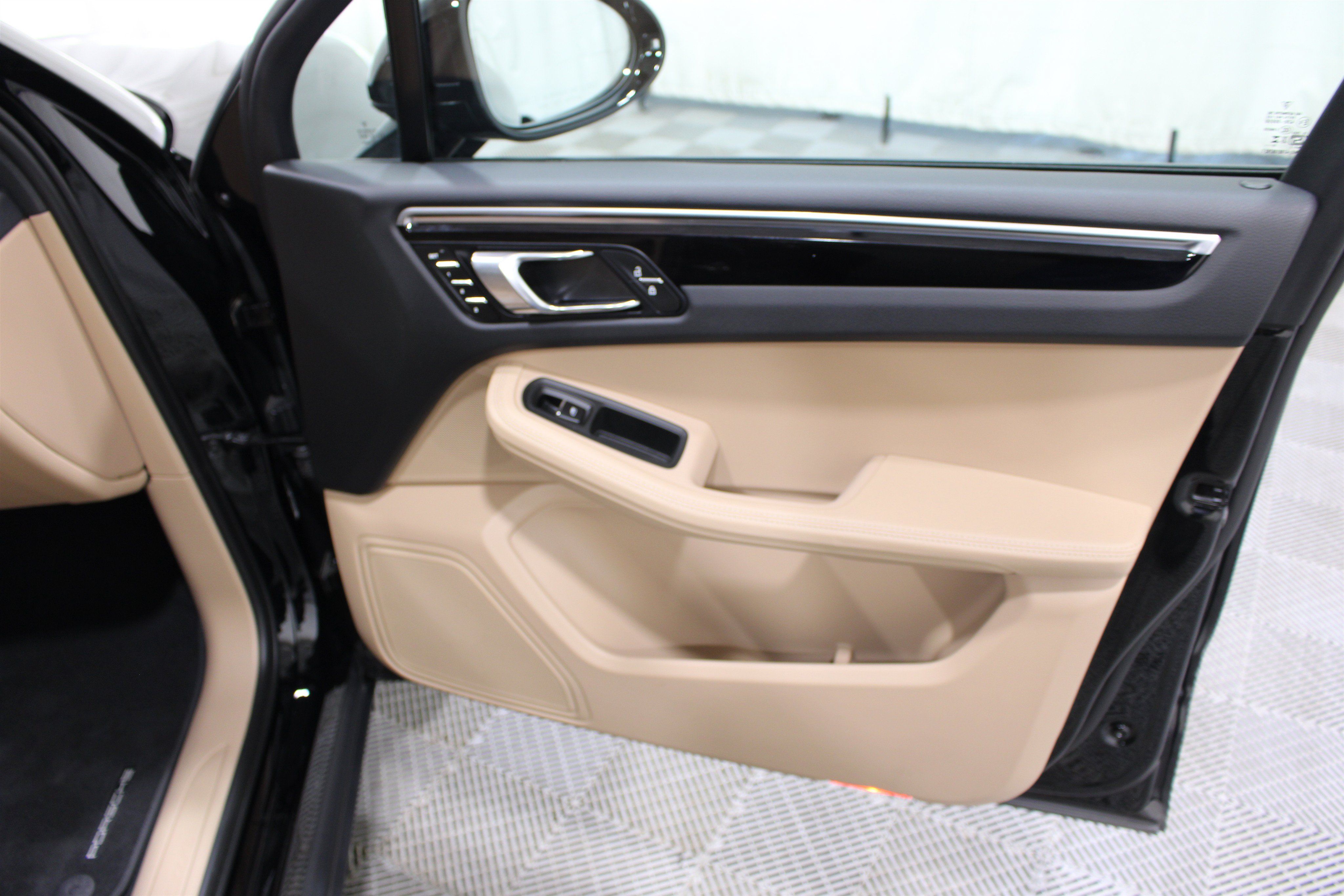 Used 2024 Porsche Macan AWD/4WD image 26