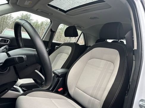 Certified 2025 Hyundai Venue SEL image 13