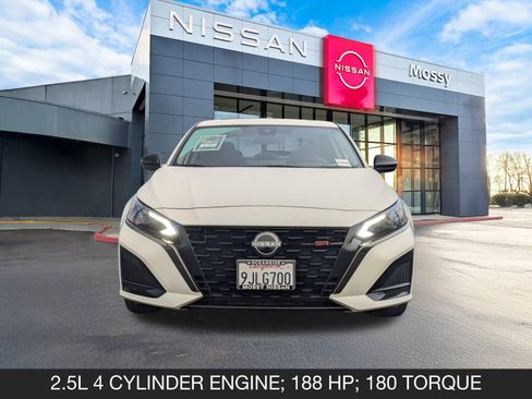 Used 2023 Nissan Altima 2.5 SR w/ SR Premium Package image 4