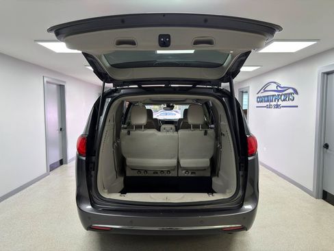 Used 2020 Chrysler Pacifica Limited w/ Tire & Wheel Group FWD image 35