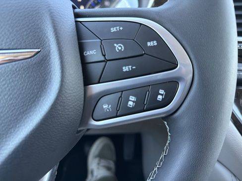 Used 2023 Chrysler Pacifica Limited image 30