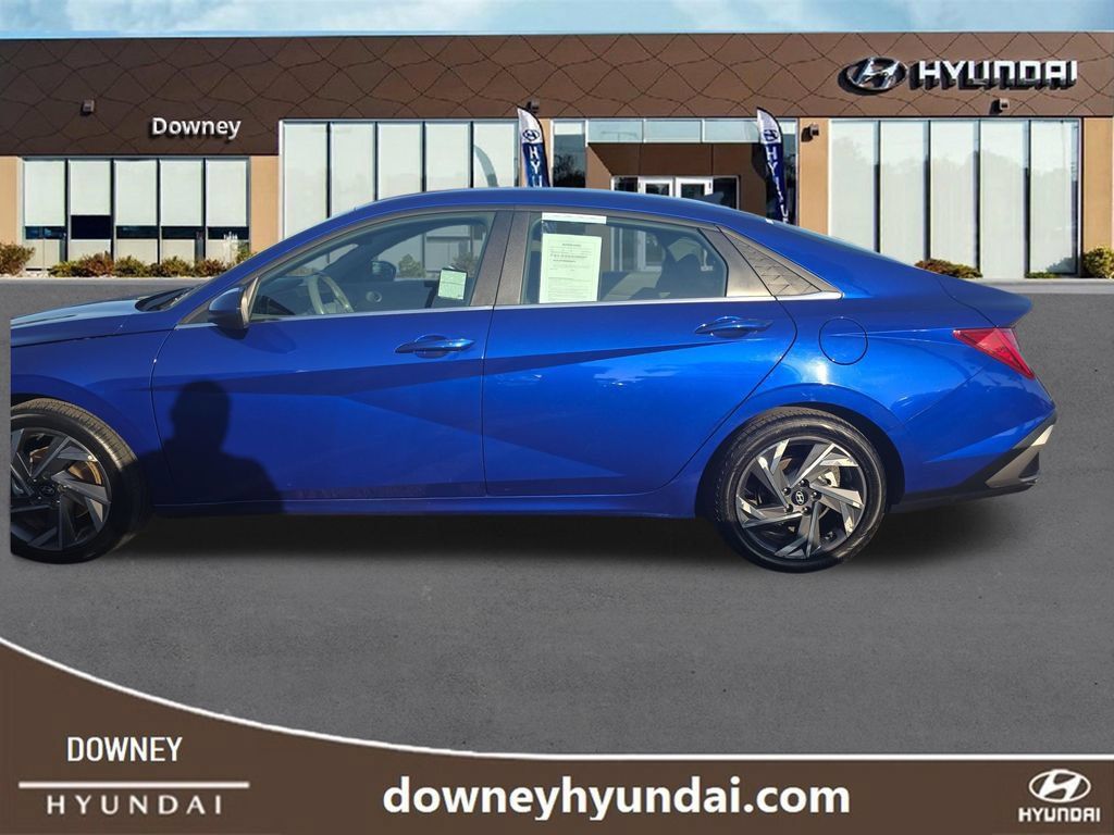 Used 2025 Hyundai Elantra SEL FWD image 2