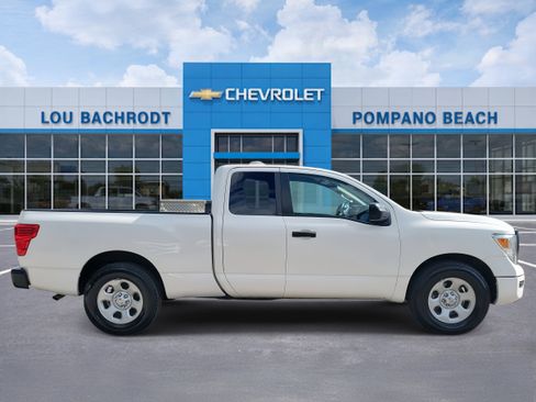 Used 2022 Nissan Titan S image 2