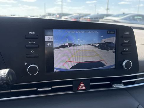 Used 2025 Hyundai Elantra SE FWD image 18