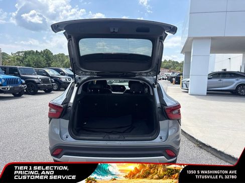Used 2025 Chevrolet Trax LT w/ LT Convenience Package FWD image 9
