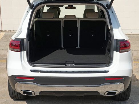 Used 2022 Mercedes-Benz GLB 250 w/ Premium Package Lite image 9