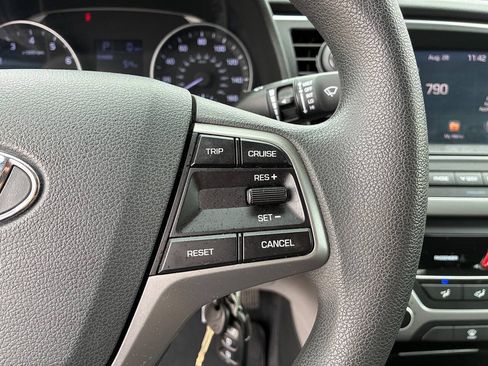 Used 2017 Hyundai Elantra SE FWD image 19