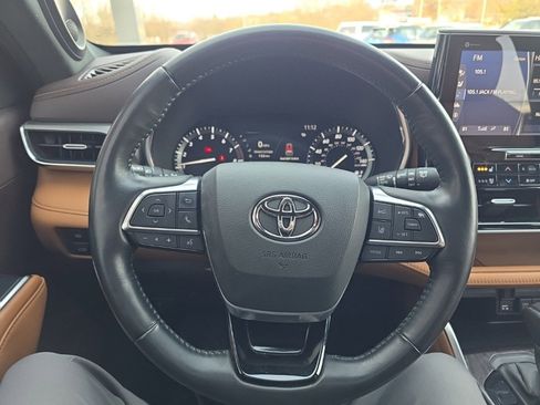 Used 2021 Toyota Highlander Platinum image 22