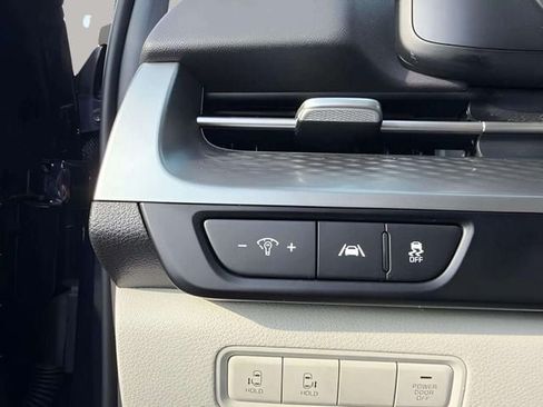 Used 2024 Kia Carnival LX FWD image 17