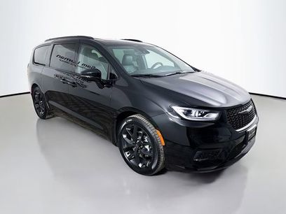 New 2026 Chrysler Pacifica Limited w/ S Appearance Package