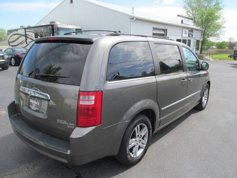 Used 2010 Dodge Grand Caravan SXT FWD image 4