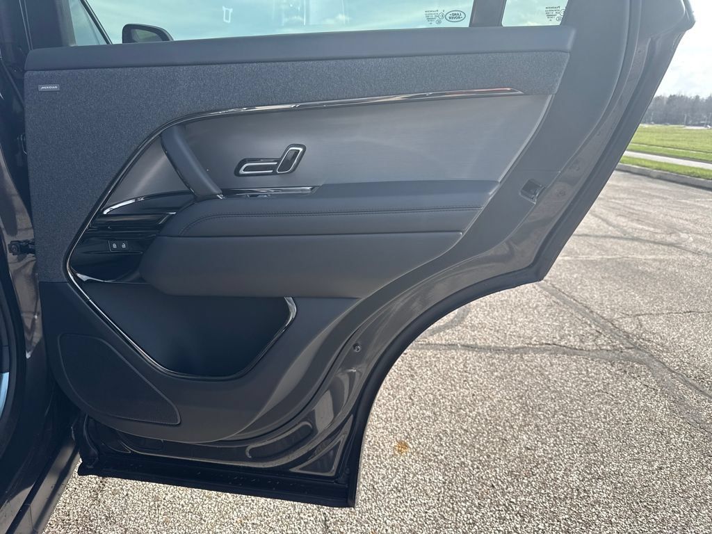 New 2026 Land Rover Range Rover Sport SE AWD/4WD image 17