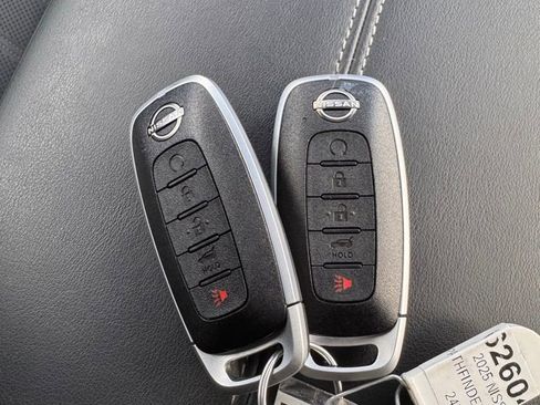 Used 2025 Nissan Pathfinder Platinum image 38