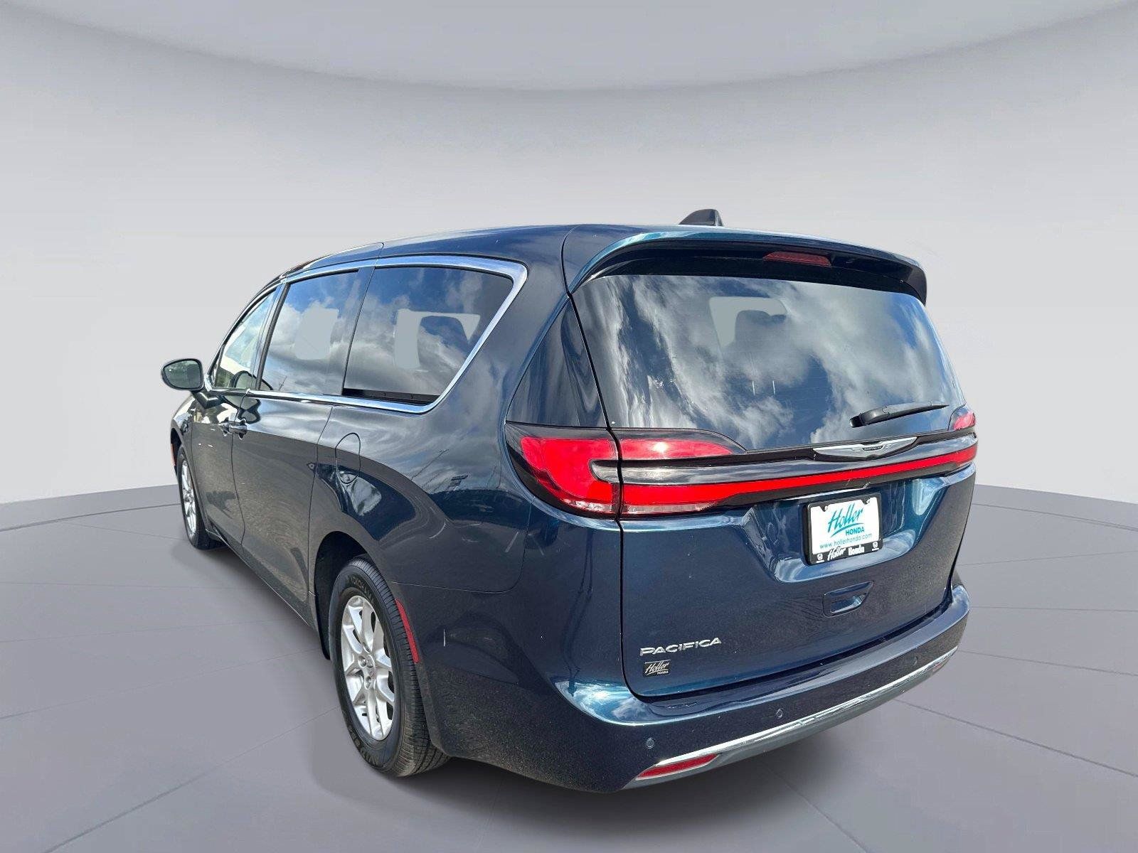 Used 2023 Chrysler Pacifica Touring-L FWD image 6