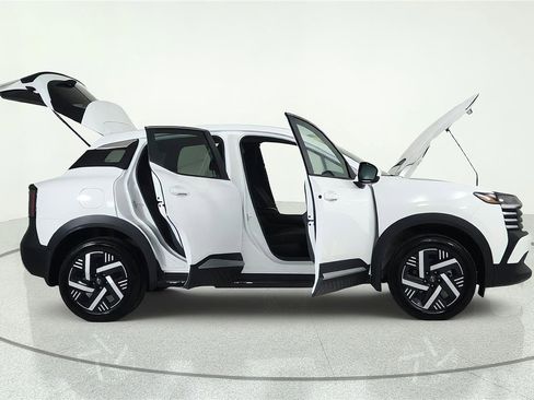 Used 2025 Nissan Kicks SV FWD image 8