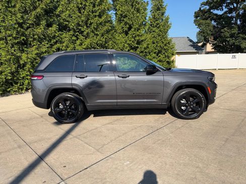 Used 2024 Jeep Grand Cherokee Limited w/ Black Appearance Package AWD/4WD image 31