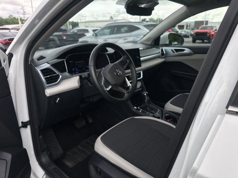 Used 2025 Volkswagen Taos SE AWD/4WD image 9