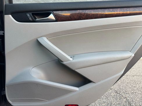 Used 2013 Volkswagen Passat TDI SEL Premium image 16