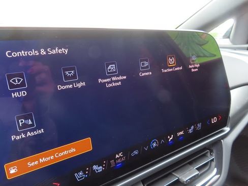 Used 2025 Chevrolet Equinox EV RS w/ Convenience Package II AWD/4WD image 22