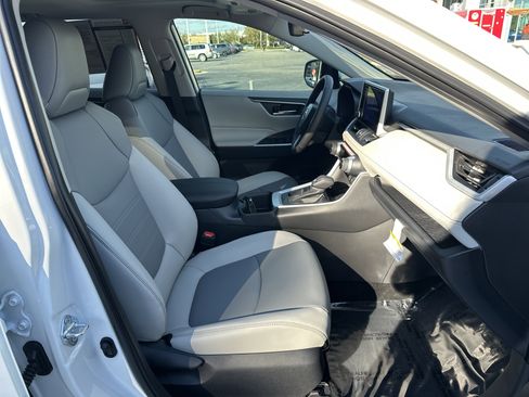 Used 2025 Toyota RAV4 XLE Premium image 33