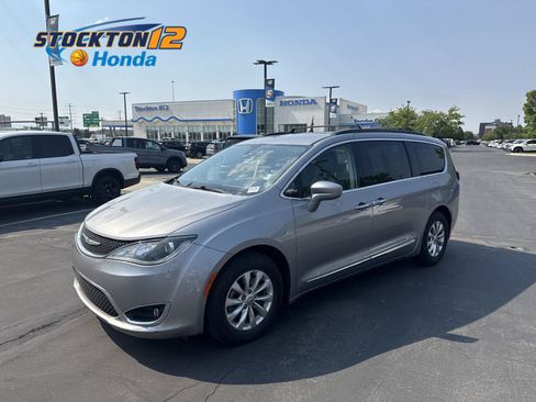 Used 2017 Chrysler Pacifica Touring-L FWD image 1