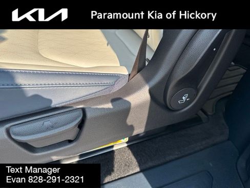 Used 2025 Kia Carnival EX FWD image 17