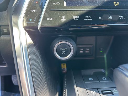 Used 2024 Toyota Venza Limited image 17