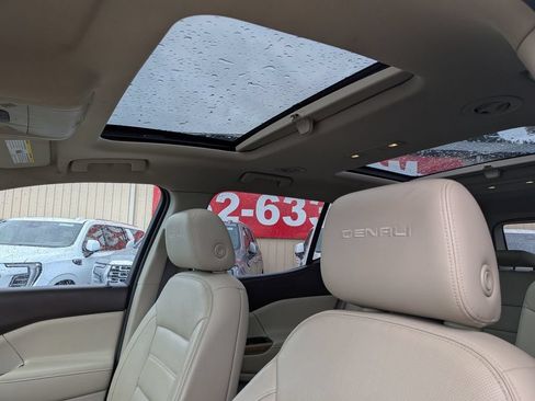 Used 2018 GMC Acadia Denali w/ Technology Package FWD image 12