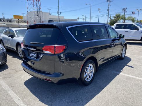 Used 2023 Chrysler Voyager LX FWD image 7