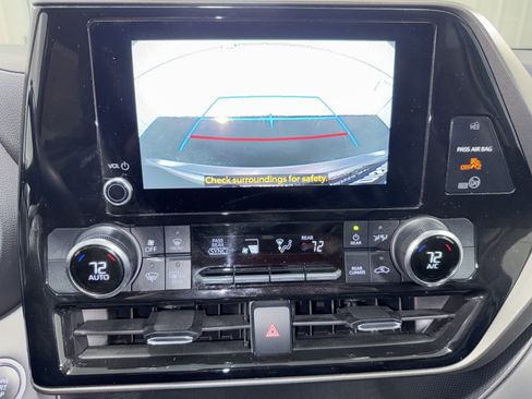 Used 2024 Toyota Highlander LE image 25