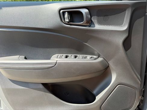 Used 2024 Hyundai Venue Limited FWD image 19