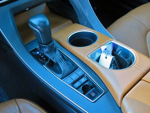 Used 2019 Toyota Avalon Limited image 19