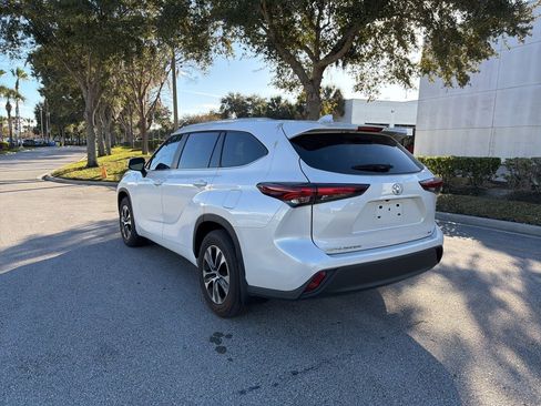 Used 2024 Toyota Highlander LE image 3