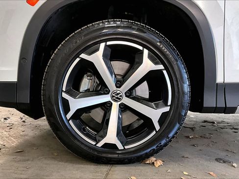 Used 2025 Volkswagen Tiguan SE image 11