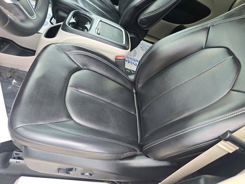 Used 2023 Chrysler Pacifica Touring-L FWD image 23