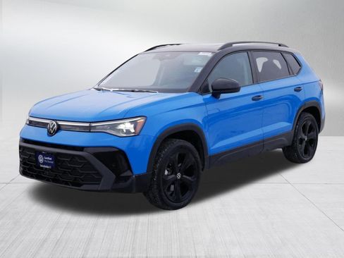 Certified 2025 Volkswagen Taos SE AWD/4WD image 3