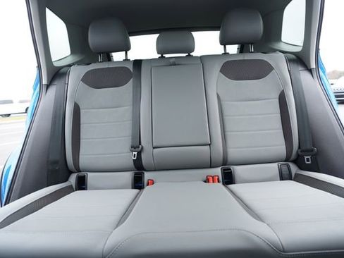 Used 2023 Volkswagen Taos SE w/ Panoramic Sunroof Package image 33