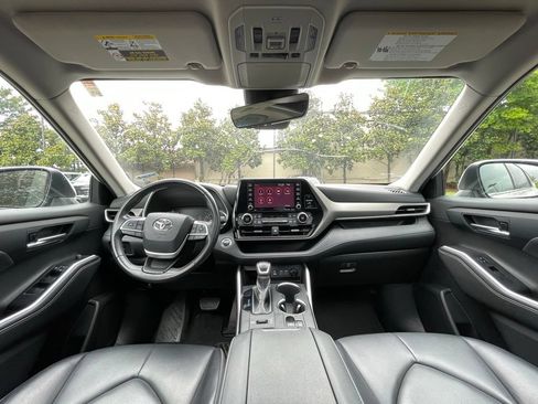Used 2022 Toyota Highlander XLE AWD/4WD image 30