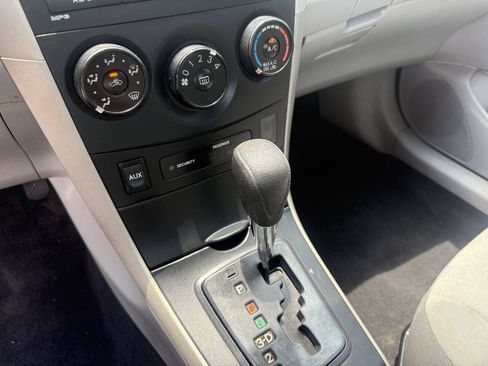 Used 2013 Toyota Corolla L FWD image 19