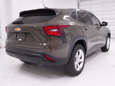 Used 2024 Chevrolet Trax LS w/ LS Convenience Package FWD image 5