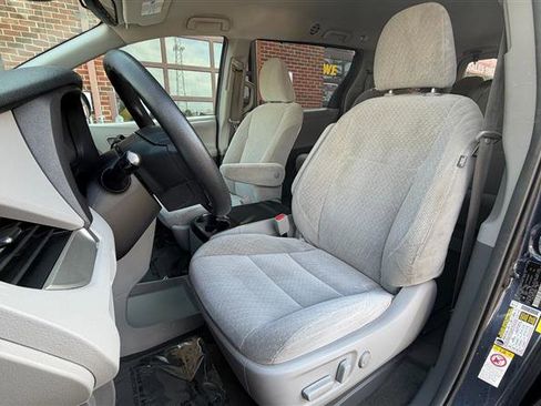 Used 2018 Toyota Sienna LE FWD image 27
